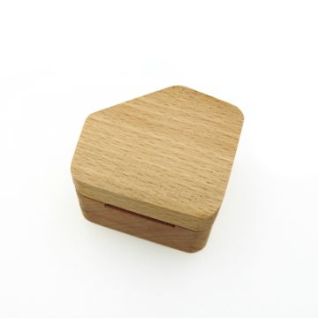 Ozdobne drewniane pudełko na biżuterię - z gąbką, 5,3 x 4,5 cm PD01